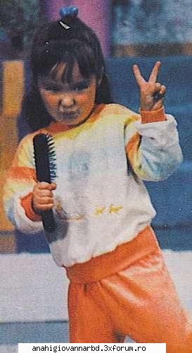aici arata semnul pacii! :) anahi mica