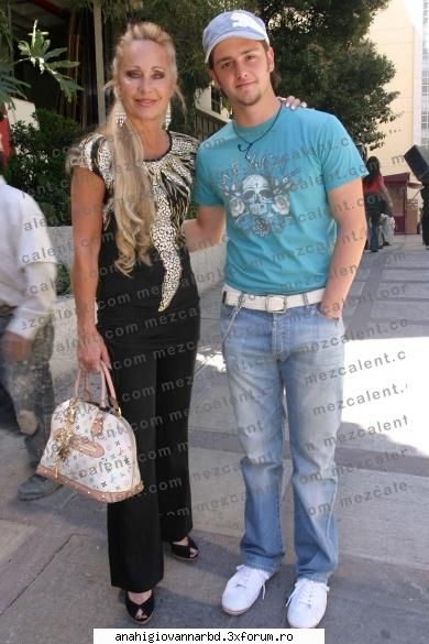 am gasit 2 poze cu chris si mama lui!dak si voi plzz! si mama lui