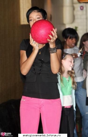 Rihanna - rihanna jucand bowling! eu am stat foarte mult pe - Alte vedete